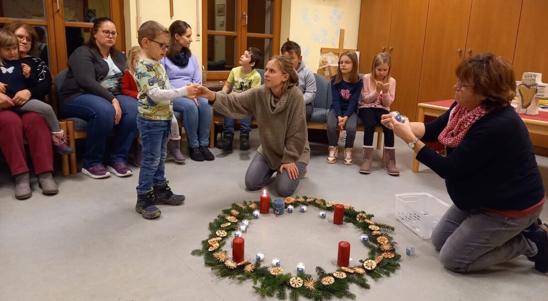 Floß. Am 1. Advent trafen sich 15 Kinder in der kath. Kinderkirche Floß, um mit Liedern, Gebeten und einem adventlichen Kranz die Vorweihnachtszeit zu beginnen. Sie zündeten Kerzen für bedürftige Menschen an und gestalteten Kerzen als Fensterbilder.