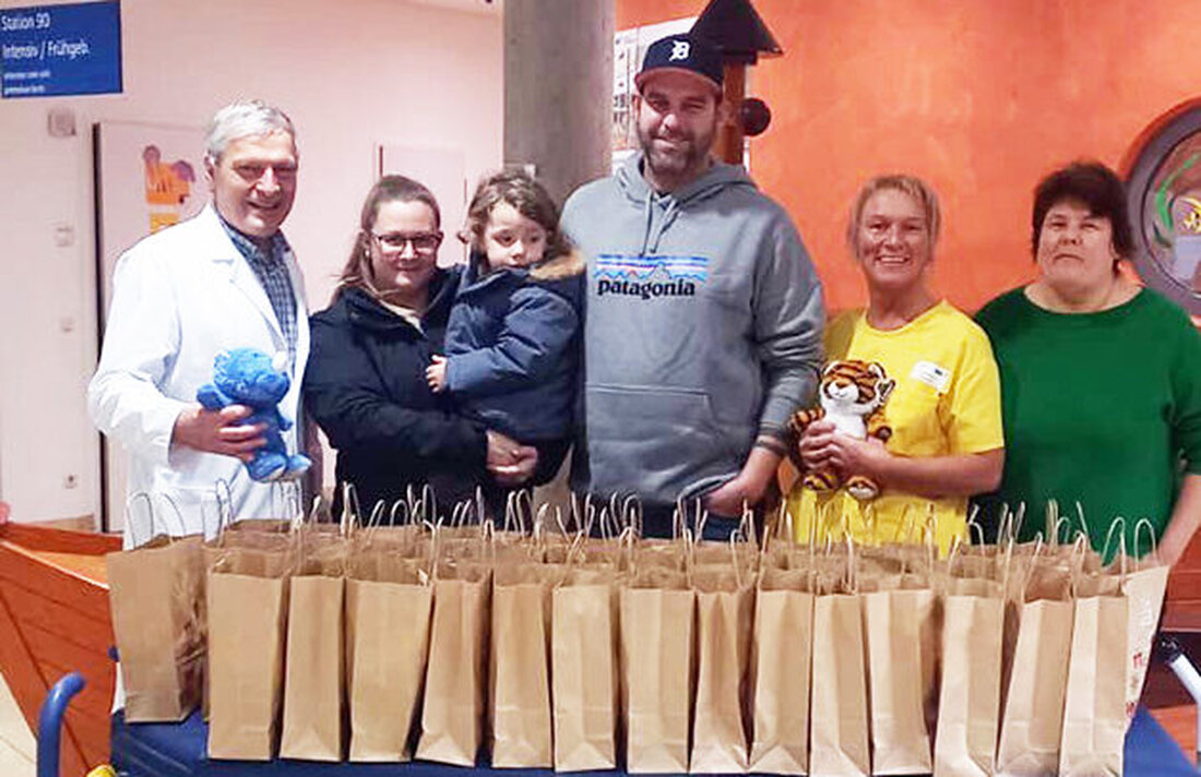 Weiden. Bauunternehmer Andreas Wilde beschenkte die Kinderklinik mit 50 Stofftieren. Am Dienstag, 16. Dezember, brachte er sie persönlich vorbei und hilft auch Kliniken in Regensburg und Amberg.