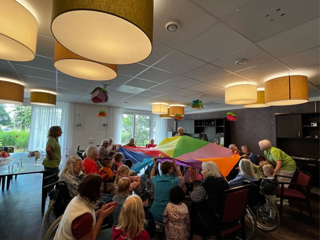 Amberg. Kinder der Johanniter-Kinderkrippe Claudiweg besuchten die Tagespflege im Senioren-Servicehaus und verbrachten eine Stunde mit den Seniorinnen und Senioren. Als Dank überreichten sie selbst gebastelte Blumen, ein Wiedersehen ist geplant.