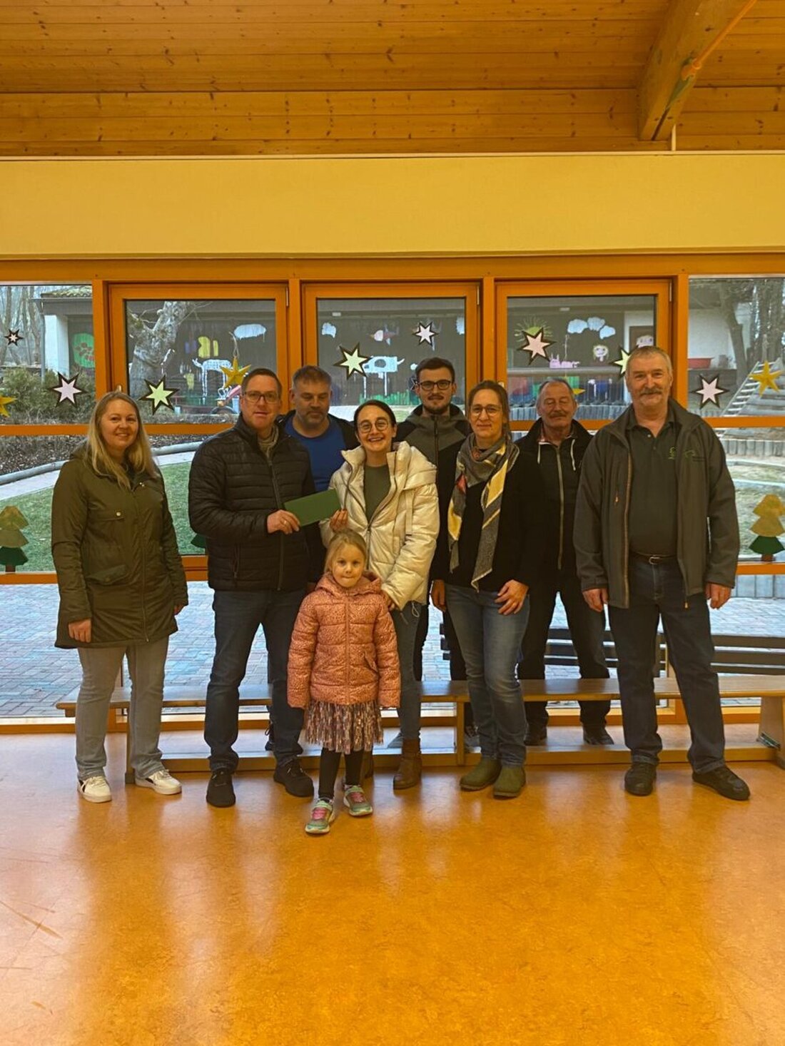 Eslarn. Die Freie Wählergemeinschaft besichtigte die neuen Räume der Kinderkrippe und den Kindergarten. Fazit: Krippe modern, der Kindergarten nach 30 Jahren veraltet; Lösungen sollen folgen. Am Ende gab es eine Spende.