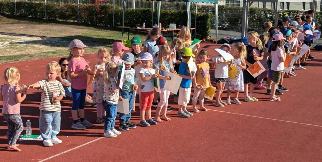 Pirk. Bei Sonnenschein verwandelten die Freien Wähler Pirk ihre Kinderolympiade im Ferienprogramm in ein Bewegungsfest: 44 Kinder meisterten Parcours, Wassertransport und Eierlauf. Am Ende gab es für alle Pokale und Urkunden.
