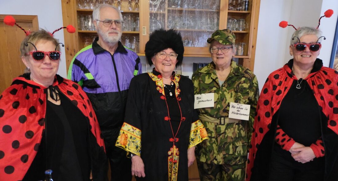 Floß. Der Seniorenkreis Klub 70 feierte im frisch renovierten Gemeindehaus fröhlichen Fasching mit Kaffee, Krapfen und Kostümen. Höhepunkt war der Auftritt der Kinder-Prinzengarde des SV Kohlberg-Röthenbach.
