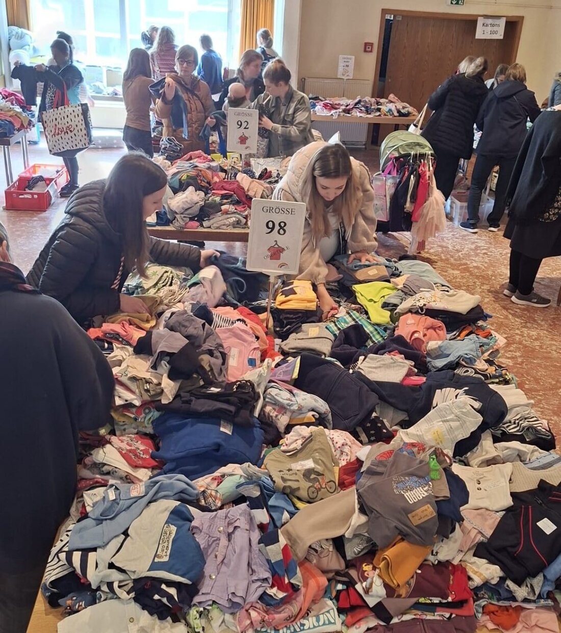 Grafenwöhr. Beim Kindersachenflohmarkt im Jugendheim boten 220 Anbieter Kleidung und Spiele – vom Elsa-Rock bis zum Fahrrad. Der Andrang war groß, die Taschen voll, der Erlös kommt Vereinen für Kinder und Jugendliche zugute.