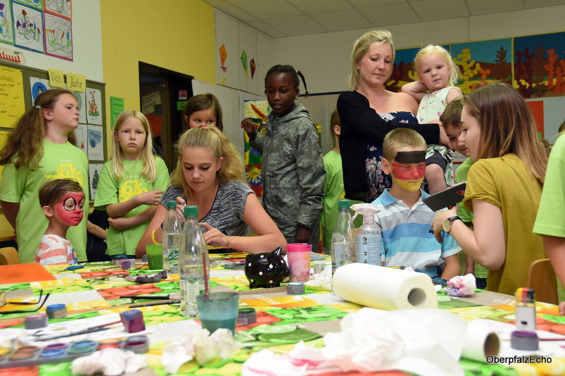 Neustadt/WN. In der Geschichte der Schule stöbern, mit einer Rohrfeder Schreibschrift üben oder mit Lego-Robotern spielen – beim Schulfest der Grundschule war einiges geboten. Ein Schüler-Vater war bei den farbigen Handabdrücken [&hellip;]