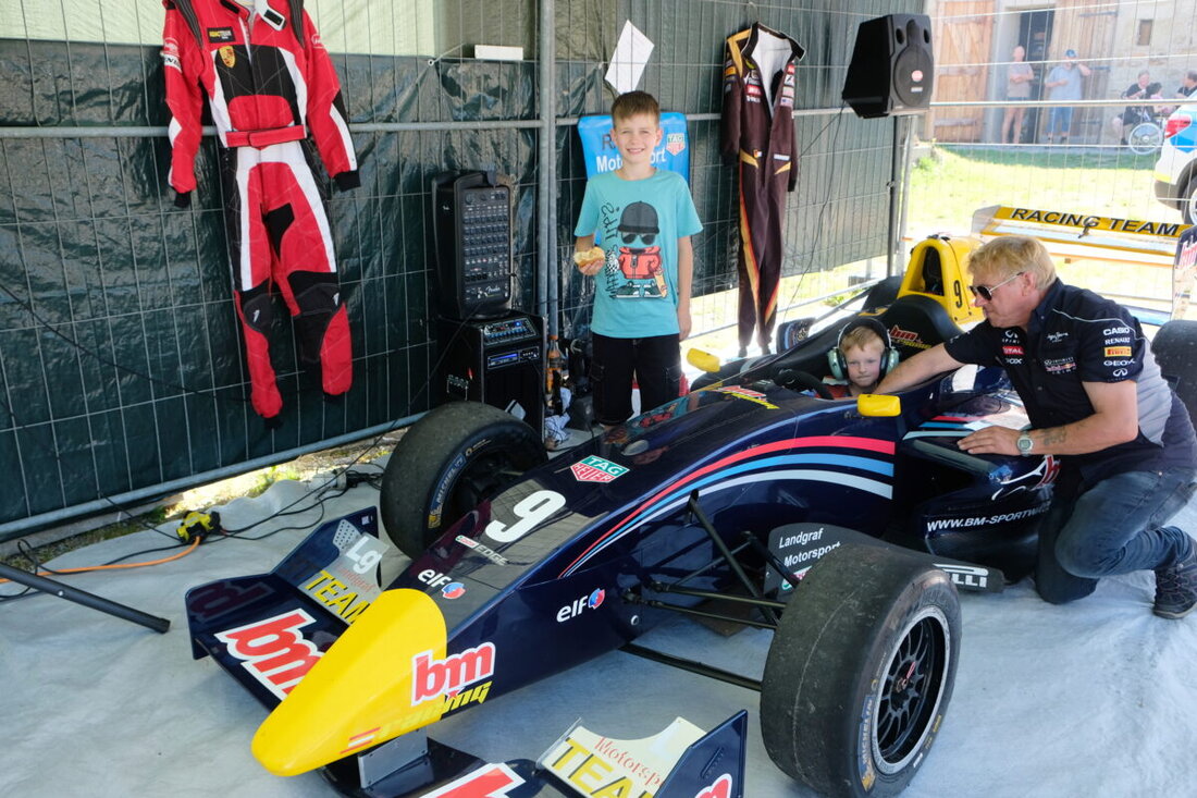 Speinshart. Beim Sommerfest der Kinderkrebshilfe Oberpfalz-Nord erlebten schwer kranke Kinder Freude, u.a. durch die Möglichkeit, in einem Formel 1-Rennwagen zu sitzen. Veranstaltet wurde das Fest am 21. Juli 2025 mit Attraktionen wie Zaubershows und Kinderschminken.