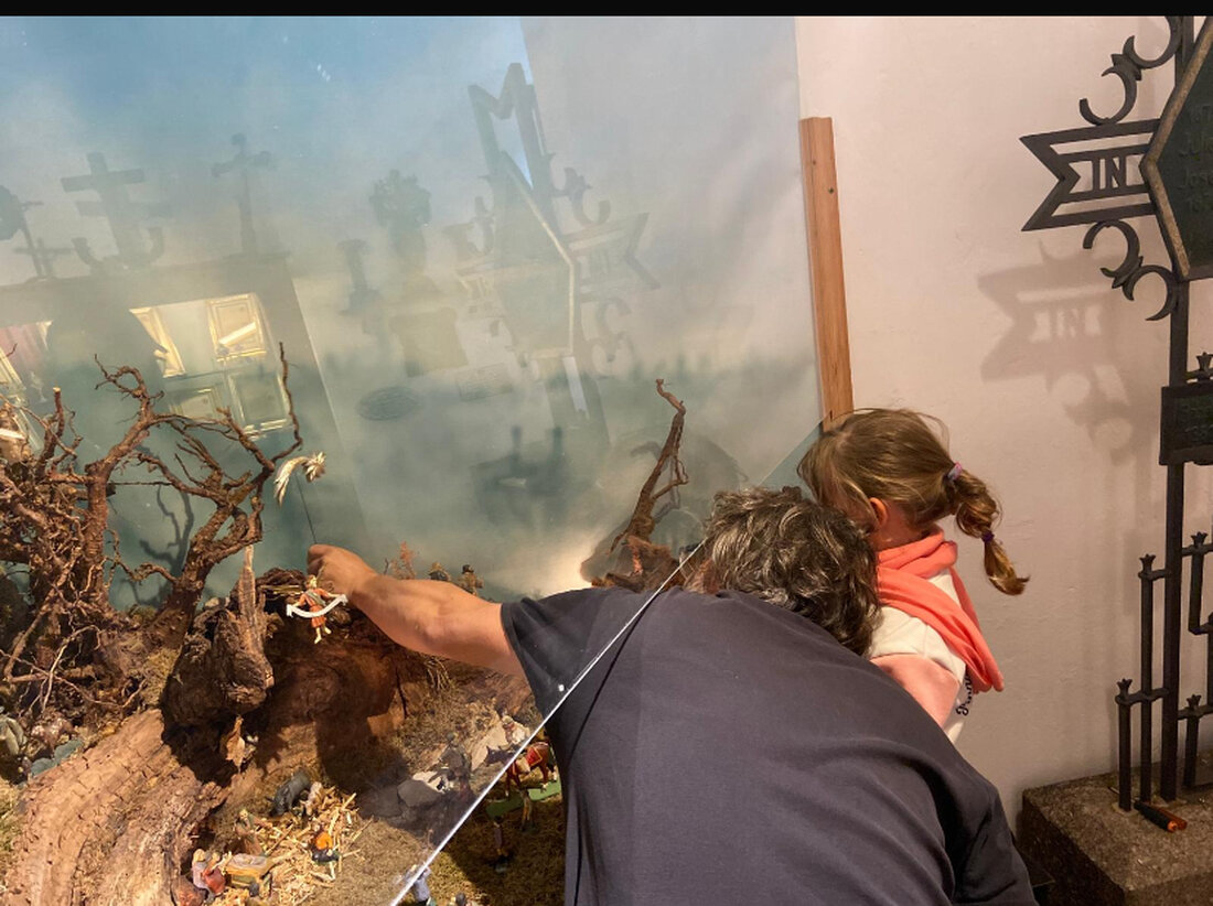 Neuhaus. Ein fehlender Betlehemstern für die Krippe in der Burg Neuhaus wurde dank der jungen Matilda und dem handwerklichen Geschick ihres Großvaters liebevoll ergänzt.