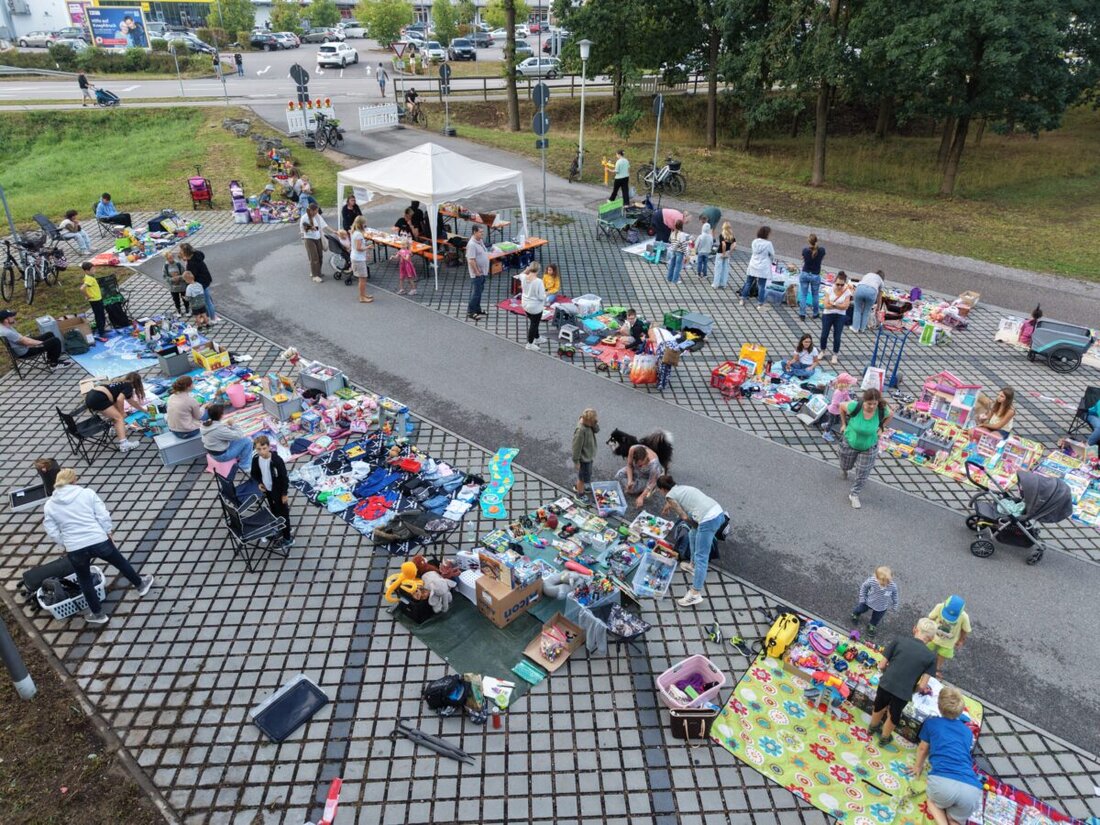 Maxhütte-Haidhof. Im Stadtpark lud der Kinderwarenflohmarkt des Städtedreiecks zum dritten Mal ein. Kinder und Jugendliche unter 18 boten Kleidung und Spielsachen an, dazu gab es Kinderschminken.