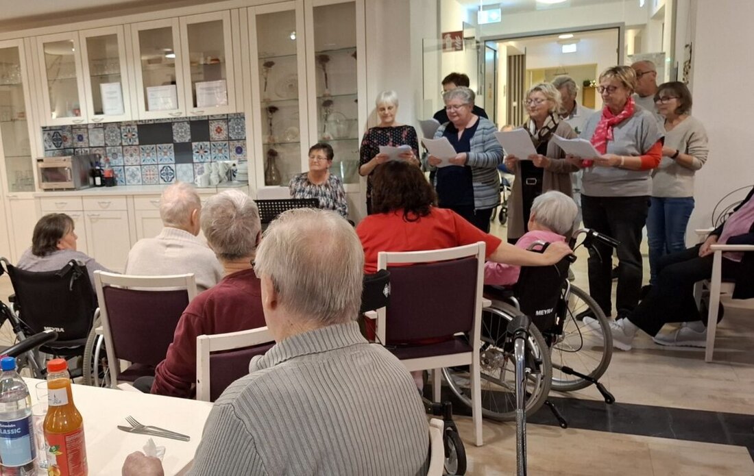 Eslarn. Der gemischte Kirchenchor begeisterte im Wohnheim am Tillyplatz mit Volksliedern und dem Eslarner Heimatlied. Acht Sängerinnen und zwei Sänger unter Leitung von Pianistin Martina Brenner luden zum Mitsingen ein.