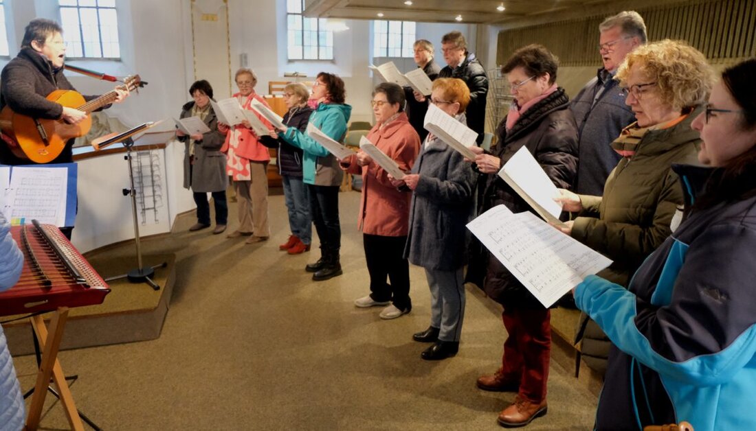 Floß. In der Pfarrkirche St. Johannes der Täufer begeisterten der Kirchenchor und Hackbrettspielerin Christine Eller mit der Bauernmesse von Annette Thoma. Leiterin Elisabeth König aus Neustadt/WN führte das Ensemble mit Gitarre.