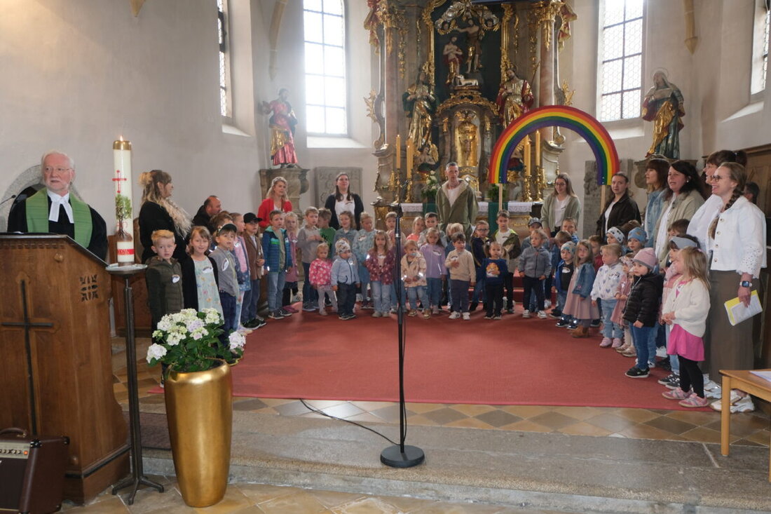 Floß. Großer Freudentag in der evangelischen Kirchengemeinde St. Johannes Baptista: Der erweiterte Kindergarten „Unterm Regenbogen“ wurde gesegnet. Ein Familiengottesdienst und ein lebendiges Fest rundeten den Tag ab.