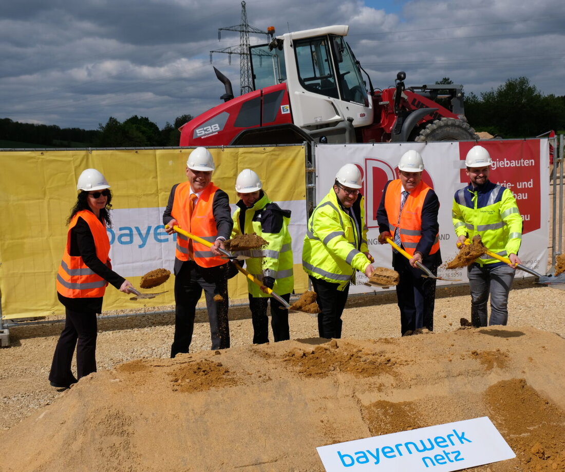 Kirchenthumbach. Das Bayernwerk baut ein neues Umspannwerk, unterstützt von EU-Mitteln, zur Stärkung grüner Stromkapazitäten. Das 23,4 Millionen Euro Projekt wird ein Hauptknotenpunkt im regionalen Stromnetz.