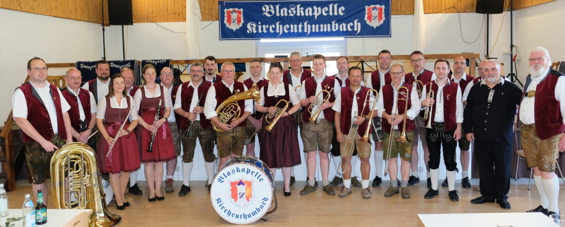 Kirchenthumbach. Die Blaskapelle Kirchenthumbach feierte ihr 35-jähriges Jubiläum mit einem Konzert und Stargast Franz Tröster. Die Veranstaltung zeigte hohe musikalische Qualität und vereinte Blasmusik-Begeisterte.