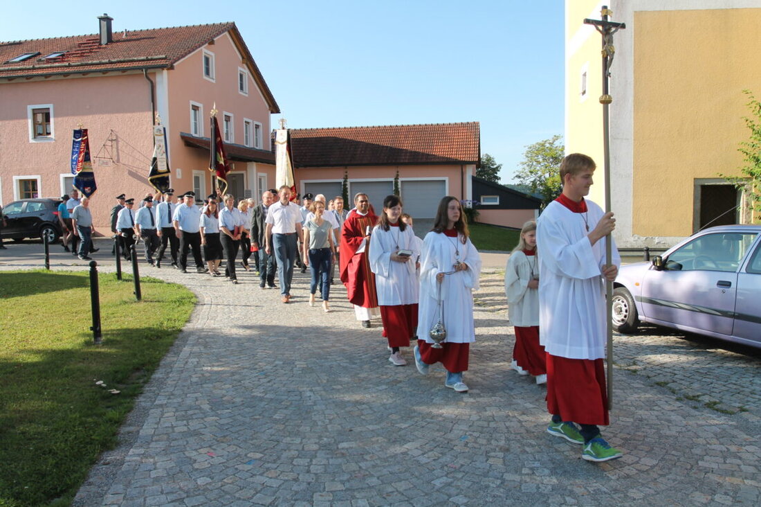 Neukirchen zu St. Christoph. Pfarrer John Subash Vincent betont die Bedeutung der Gemeinschaft und der Kirche als Zeichen Gottesnähe. Musikalisch bereichert wurde der Gottesdienst durch den Kirchenchor und Orgelmusik.