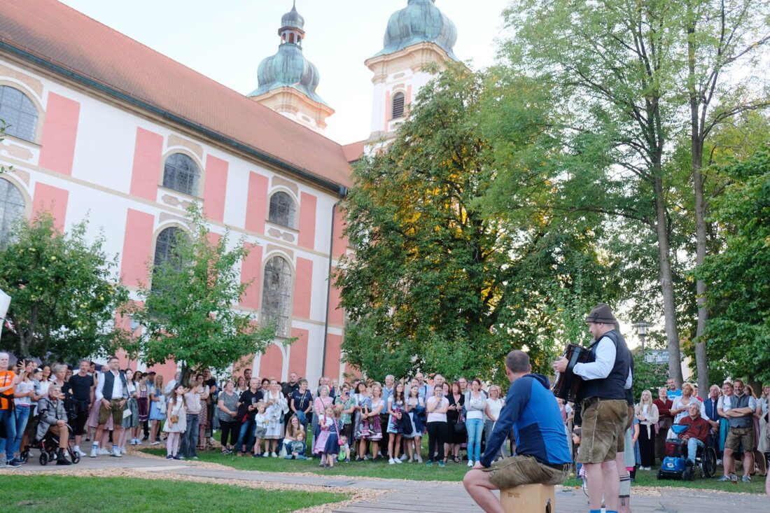 Speinshart. Beim Kirchweihstart stellten die Burschen den 25 Meter hohen Kirwabaum per Muskelkraft auf, die Landjugend tanzte, Gstanzln und der Horrido-Express begeisterten Hunderte Besucher.