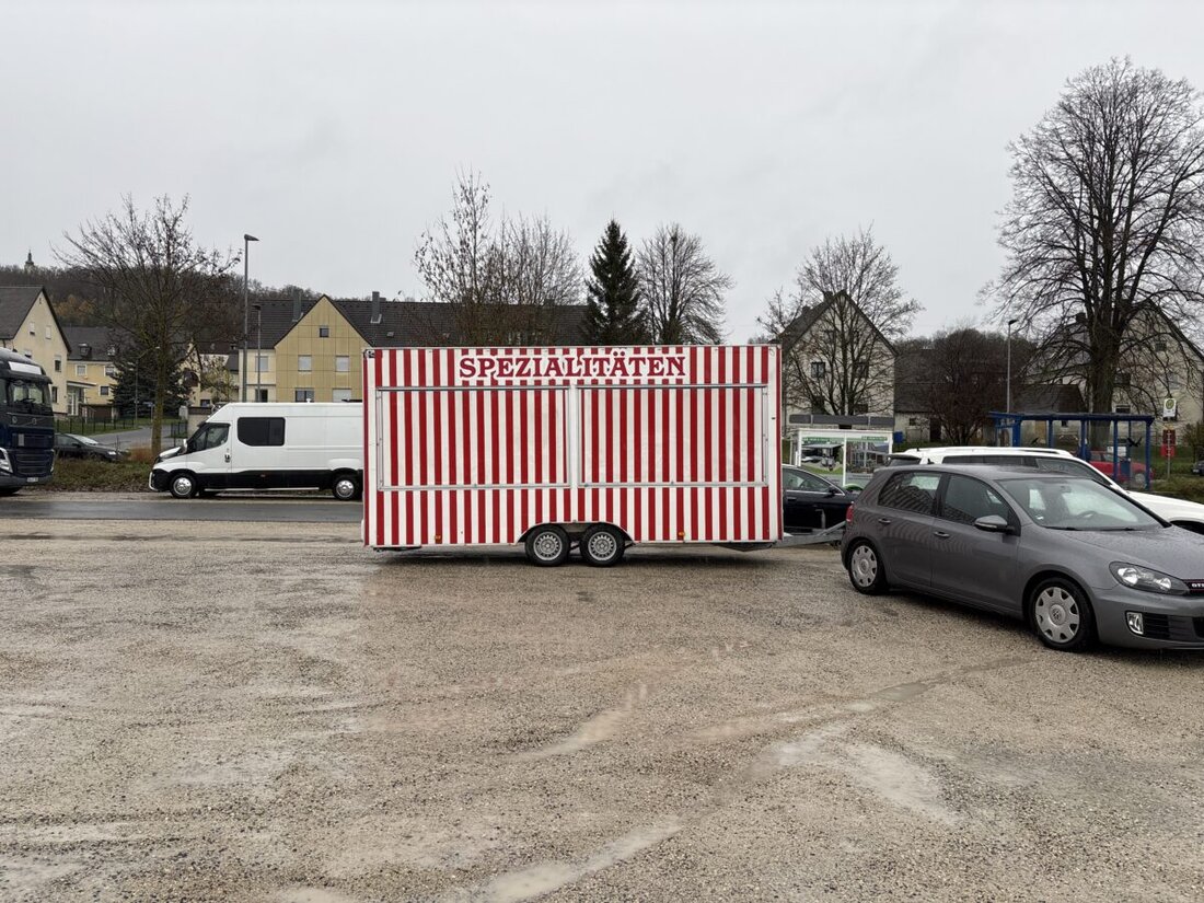 Sulzbach-Rosenberg. Ein weiß-roter Kirmes-Verkaufsanhänger wurde zwischen 17. und 18. November 2024 gestohlen und später in Kümmersbruck gefunden.