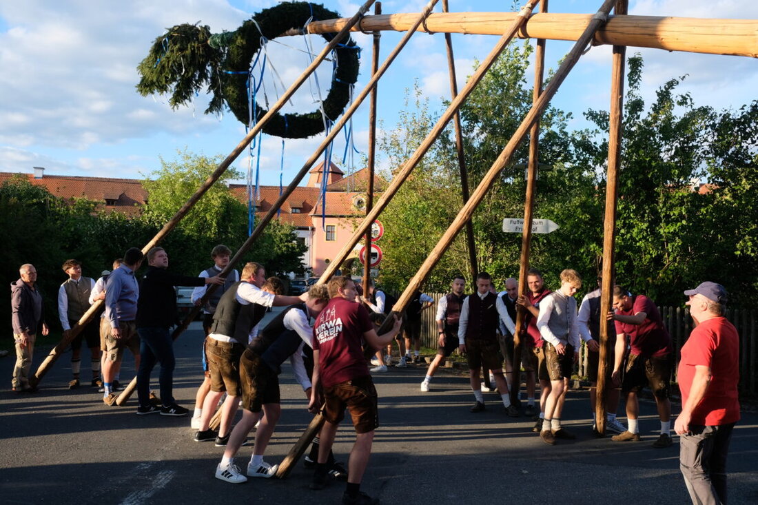 Speinshart. Mit Manneskraft stemmten die Kirwa-Burschen zum Auftakt der Kirchweih einen 24 Meter hohen Kirwabaum in den Klosterhof, Hunderte feierten mit. 13 Paare tanzten in Tracht, der Horrido Express sorgte für Stimmung.