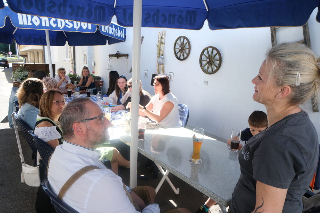 Floß. Das Gasthaus "Weißes Rössl" begeisterte während der Flosser Kirwa mit einem gemütlichen "Gassl-Biergarten". Gastgeber Gerhard und Petra Schaller sorgten für Gastfreundschaft und Geselligkeit.