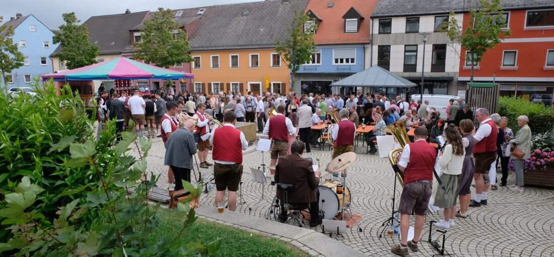 Floß. Die Flosser Kirwa wächst Jahr für Jahr und vereint Partystimmung und gelebte Tradition. Ab Freitag, 21. August, sorgen Standkonzert, Anzapfen und Frühschoppen für einen Ausnahmezustand im Markt.