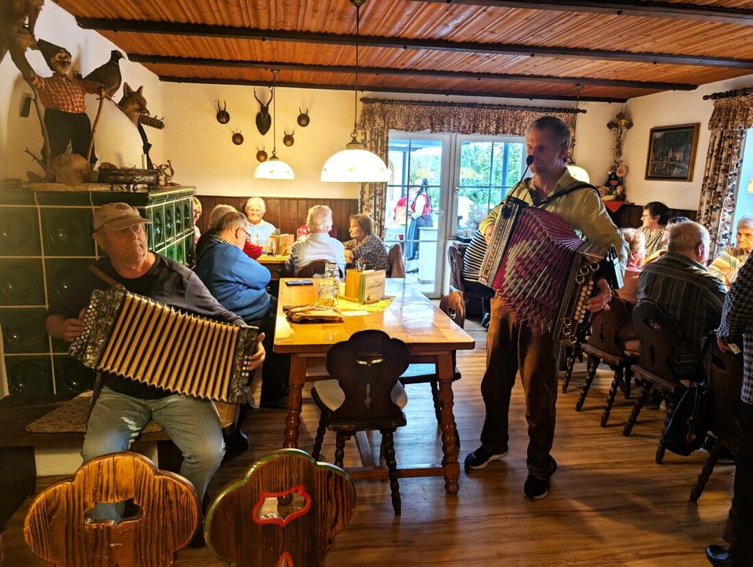 Burglengenfeld. Rund 100 Senioren feierten in Schirndorf Kirwa mit Musik und 400 Küchln, deren Verkauf 520 Euro für die Leukämiehilfe brachte. Nächstes Treffen ist im Oktober 2026 in Pottenstetten.