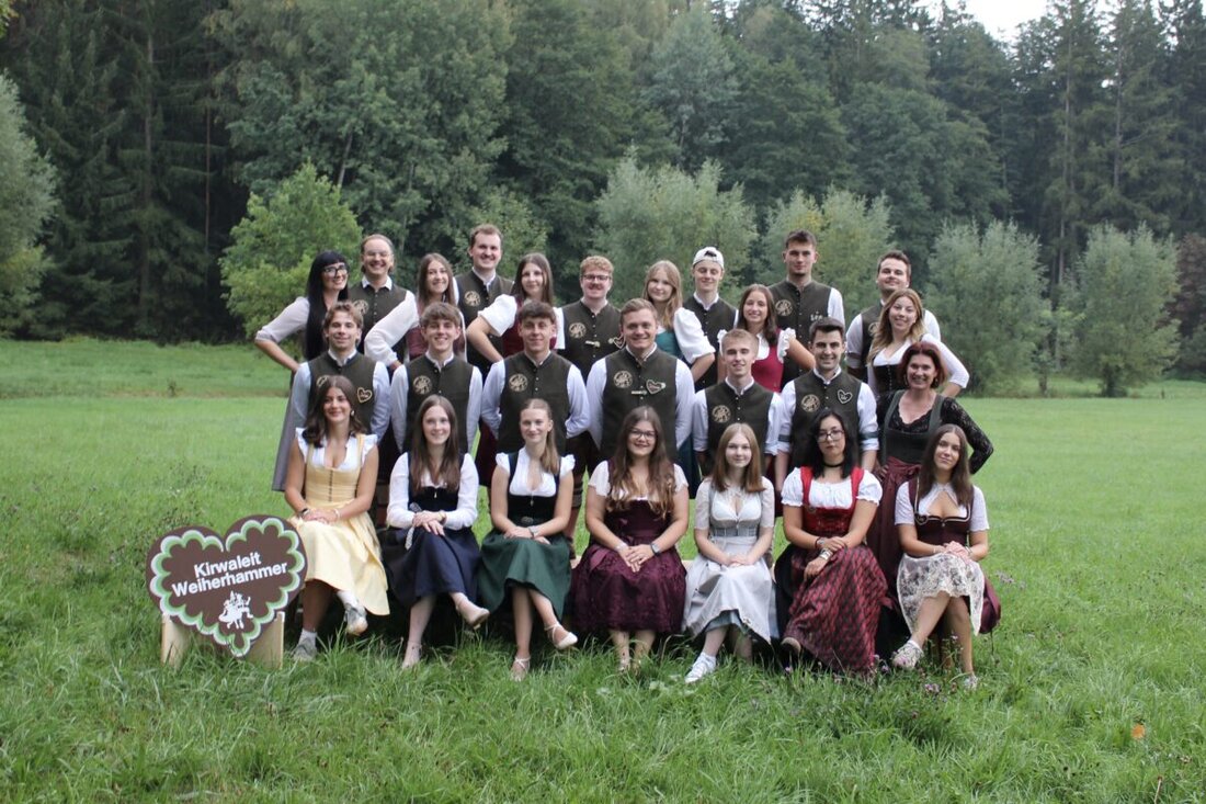 Weiherhammer. Vom 23. Oktober bis 25. Oktober steigt die 14. Zeltkirwa – drei Tage Tradition, Musik und Feierlaune. Höhepunkt ist das Austanzen des Kirwabaums mit rund 90 Tänzerinnen und Tänzern sowie 100 Litern Freibier.