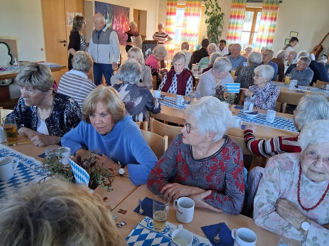 Weiherhammer. Nach der Sommerpause feierten die Pfarrsenioren im Pfarrheim eine Kirwa mit Musik, Gesang, Kirchweihkuchen, Kiachln und sauren Bratwürsten, dazu Dialekt von Christa Sternkopf und ein Ausblick auf den 12. November.