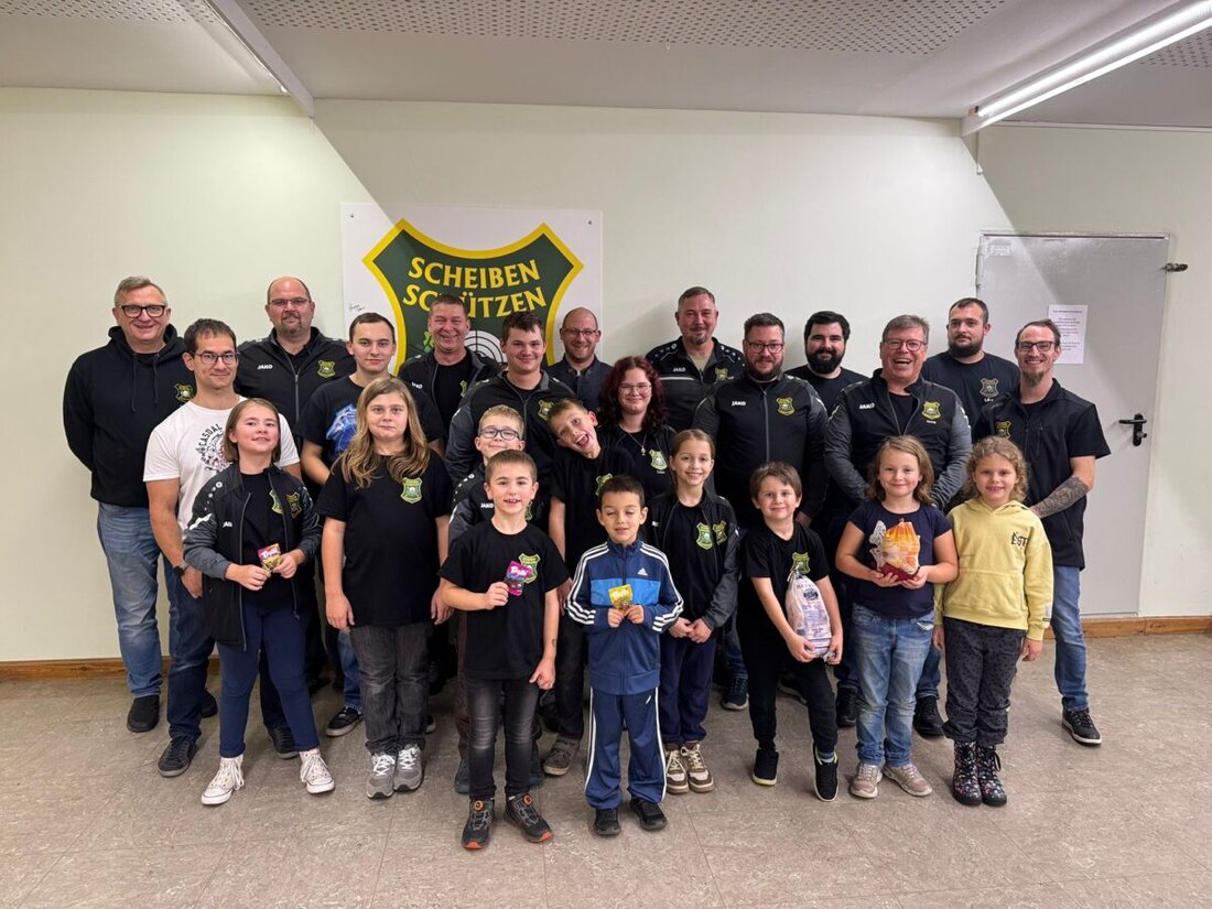 Weiherhammer. Das traditionelle Kirwaschießen lockte Jung und Alt mit Schießwettbewerben auf Glocke, Ente und Gans, wobei die Gewinner Preise wie einen Kirwa-Gockel gewannen.