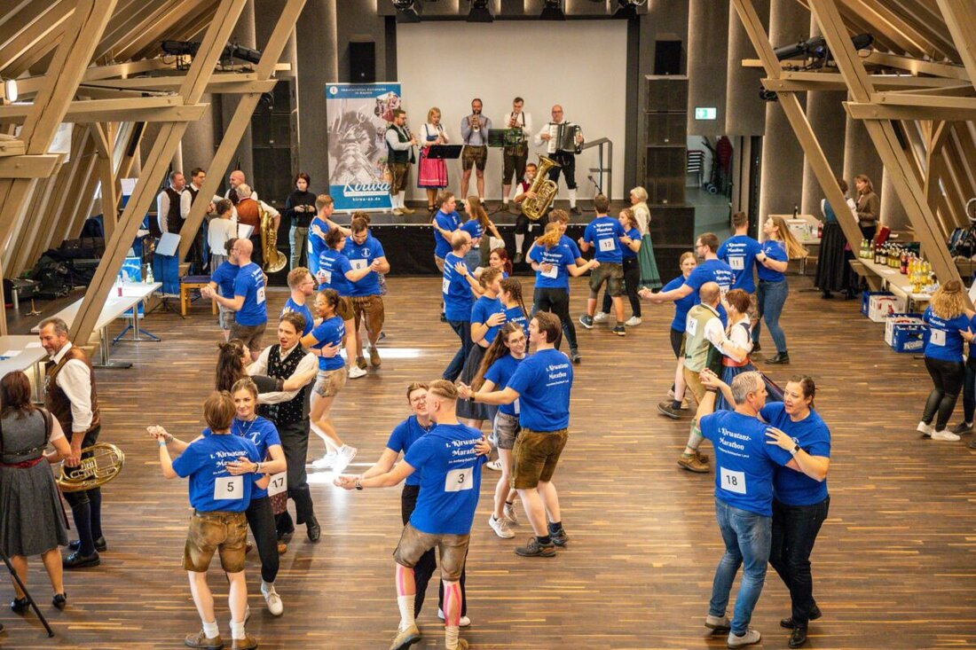Amberg-Sulzbach. Nach dem großen Erfolg der Premiere vor zwei Jahren geht der Kirwatanz-Marathon in die zweite Runde: Am 22. November 2025 verwandelt sich das Kultur-Schloss Theuern erneut in das Zentrum des Volkstanzes. Von 10.30 bis 18.30 Uhr kämpfen tanzbegeisterte Paare beim 2. Kirwatanz-Marathon um den Hauptgewinn: 200 Liter Bier für die nächste Kirwa.