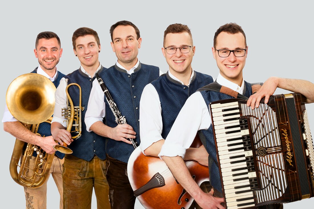 Bärnau. Am 17. Oktober laden die beiden Veranstalter und Organisatoren Peter Zettelmann und Uli Sangl im Gasthof zur Post in Bärnau ab 20 Uhr (Einlass: 19 Uhr) zum zünftigen Kirwatanz anlässlich der „Allerweltskirwa“ ein.