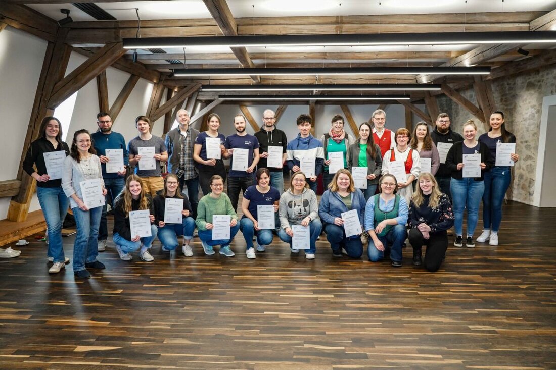 Theuern. Ein Workshop zur Weiterbildung von Kirwatanzlehrern im Kultur-Schloss Theuern war ein großer Erfolg. 23 Tanzbegeisterte lernten hier wichtige Techniken und erhielten zum Abschluss ihre Zertifikate.