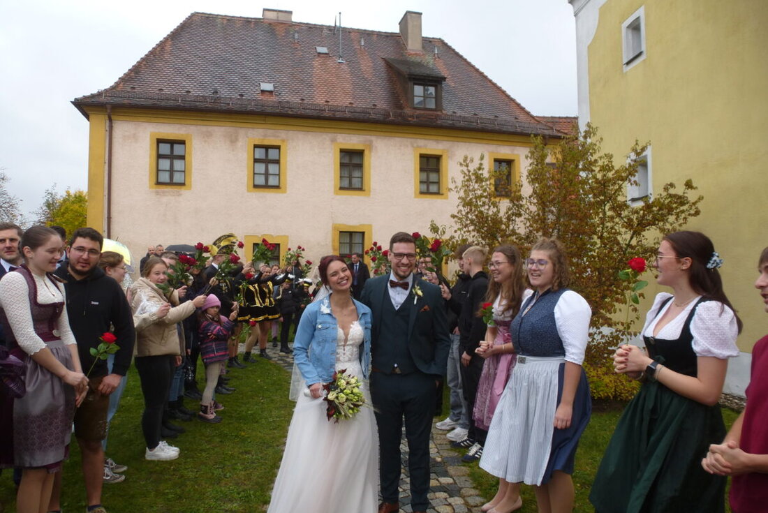 Neunkirchen. Aus dem Kirwatanzpaar wurde nun ein Hochzeitspaar, das gemeinsam durchs Leben tanzen will. Stefan und Alexandra Bocka aus Hammerles feiern ihre Liebe und bekräftigen erneut ihr Ja.