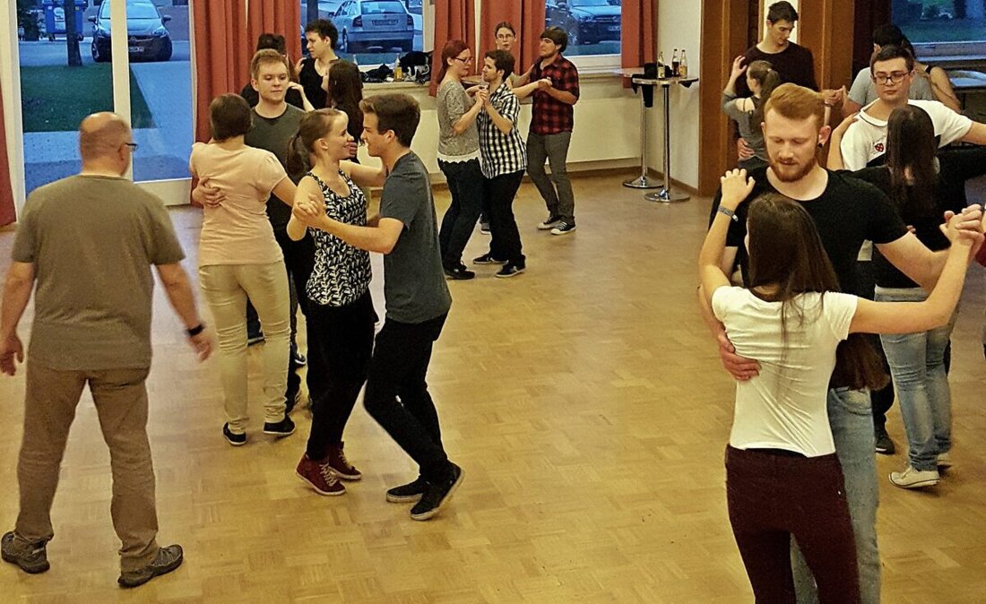 Pirk. Der Kirwaverein feiert sein zehnjähriges Bestehen und lädt unter „Pirk tanzt“ zu offenen Übungsterminen ein; Start ist am 26. April um 16 Uhr. Höhepunkte sind Auftakt am 12. Juli um 17 Uhr und das Austanzen am 19. Juli.