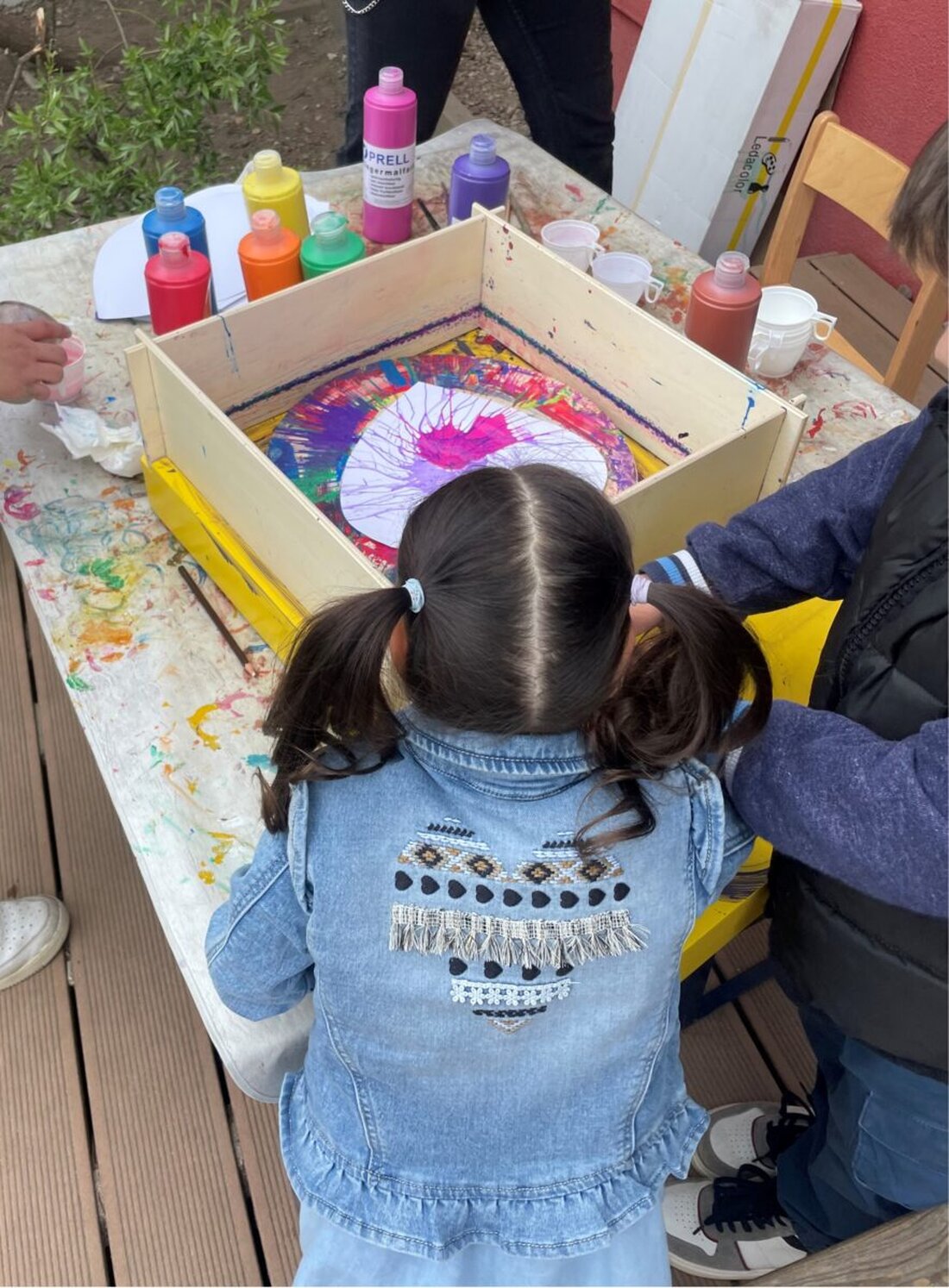 Theisseil. Die Johanniter-Kindertagesstätte „Löwenzahn“ feierte im Mai ein fröhliches „Farbenfest“ mit Spielen, Tanzauftritten und Essen. Zahlreiche Gäste genossen das bunte Programm und die Kreativangebote.
