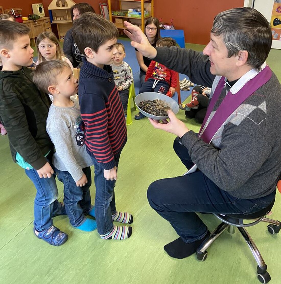 Leuchtenberg. Brav stellen sich die Kindergartenkinder in einer Reihe auf, hören aufmerksam zu. Von Pfarrer Adam Nieciecki bekommen sie einen besonderen Segen: mit Asche.  Von Sieglinde Schärtl  Zum Aschermittwoch beginnt [&hellip;]