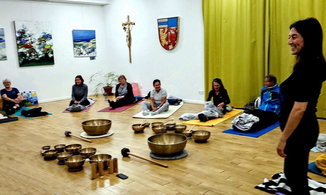 Schirmitz. Tibetische Klangschalen hüllten den Bürgersaal in Ruhe: Der Kulturkreis lud erstmals zum Klangschalenabend, bei dem Therapeutin Stefanie Witzl die Besucher durch Klangmeditation führte und Abstand vom Alltag schuf.