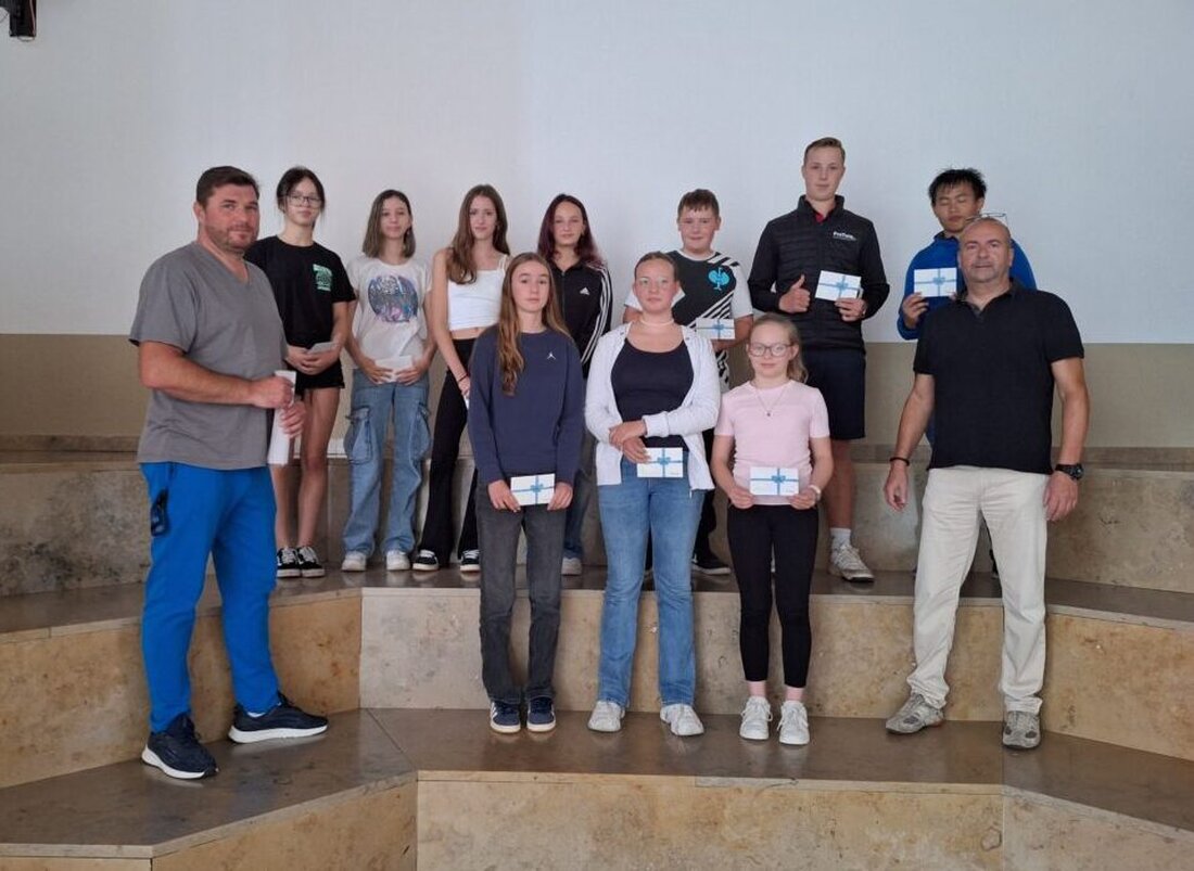 Eschenbach. An der Wirtschaftsschule Eschenbach wurden die Klassenbesten für ihre Leistungen geehrt. Kleine Präsente des Elternbeirats unterstrichen die Wichtigkeit von Fleiß und Zielstrebigkeit.