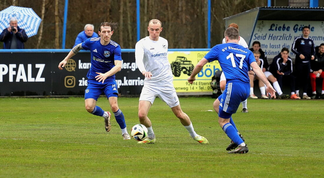 Etzenricht. Am Samstag empfängt der SV Etzenricht um 16 Uhr den direkten Rivalen Tegernheim im Duell um Rang 14, der den Klassenerhalt ohne Relegation sichert. Ein Sieg ließe den SV vorbeiziehen.