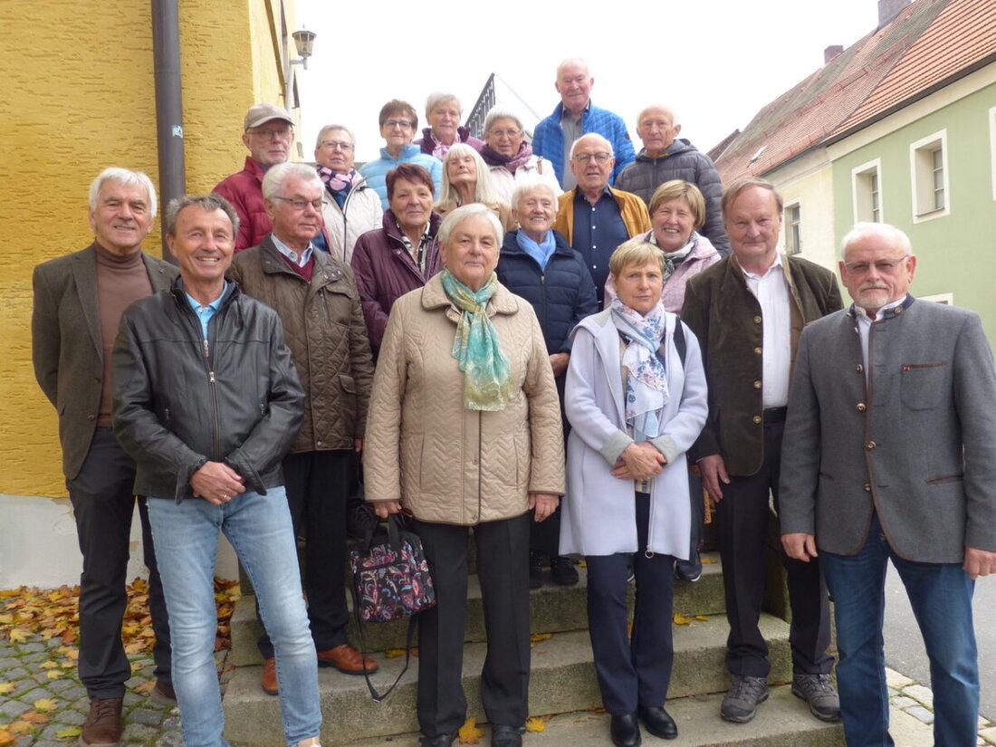 Tännesberg.
Ehemalige der Geburtsjahrgänge 1950/51 trafen sich zum fünften Klassentreffen, besuchten das Haus der Biodiversität, erinnerten Verstorbene und planen ein Wiedersehen in fünf Jahren.