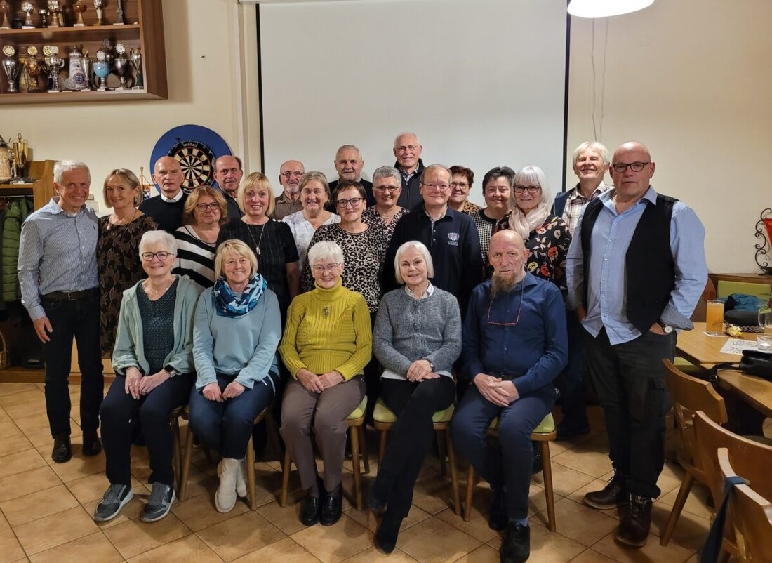Weiherhammer. Ein Klassentreffen zum 60. Einschulungsjubiläum wurde zum Wohlfühlgenuss. Organisiert von Gertrud Werner, Anita Bauer und Monika Kellner mit Schultüten; zwei ehemalige Lehrerinnen gratulierten, eine spendete.