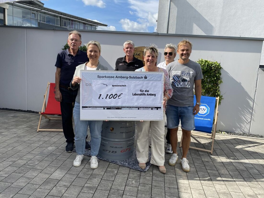 Amberg. Leidenschaft für Sportwagen trifft auf Engagement: Die Porscheinteressengemeinschaft Amberg spendete nach ihrer „Porsche-Classic“ 1.100 Euro an die Lebenshilfe Amberg-Sulzbach für Projekte zur Teilhabe.