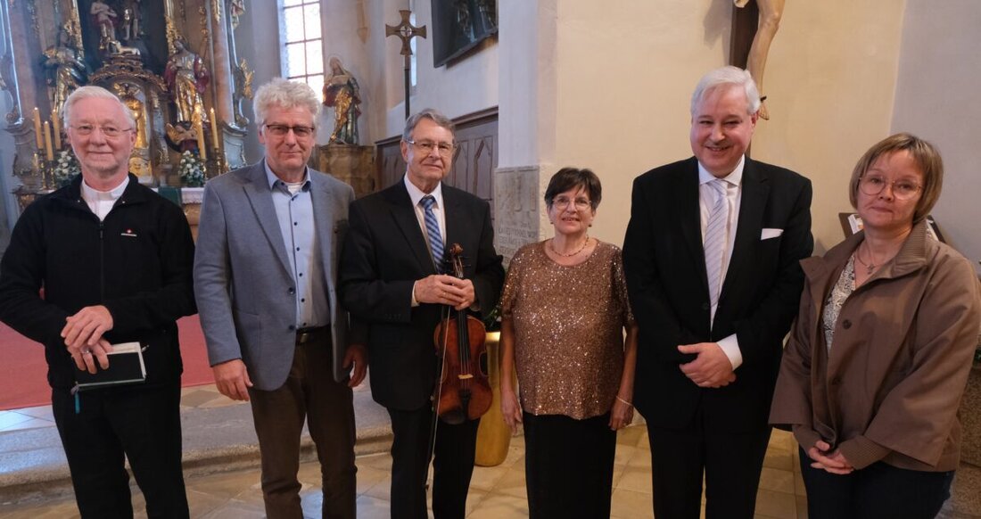 Floß. In St. Johannes Baptista begeisterten Kantor Andreas Kunz, Sopranistin Hildegard Zoltziar und Geiger Winfried Siller mit einem klassischen Benefizkonzert. Der Erlös ging an das Hospiz St. Felix in Neustadt/WN.