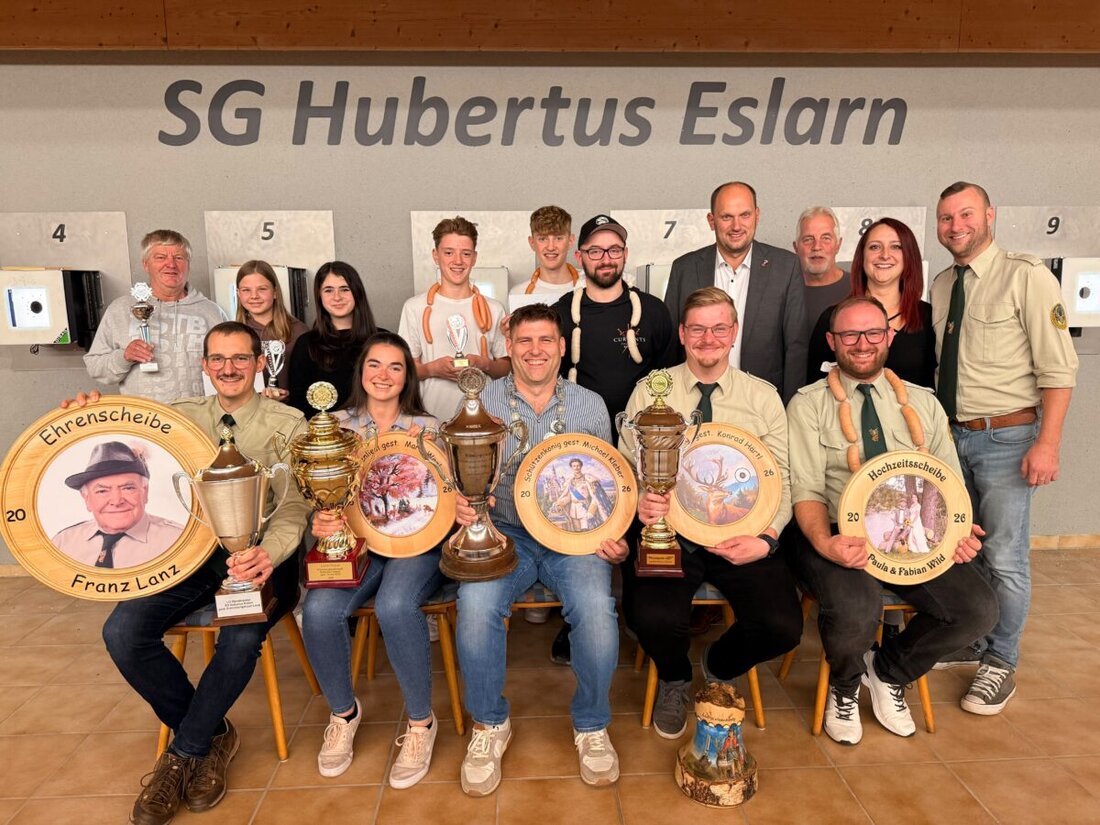 Eslarn. Spannung, Treffsicherheit und großer Zusammenhalt prägten das Königsschießen der Hubertusschützen. 50 Mitglieder jagten im Sportzentrum nach Ringen, am Ende verteidigten Michael Kleber und Maria Wazl ihre Königstitel.