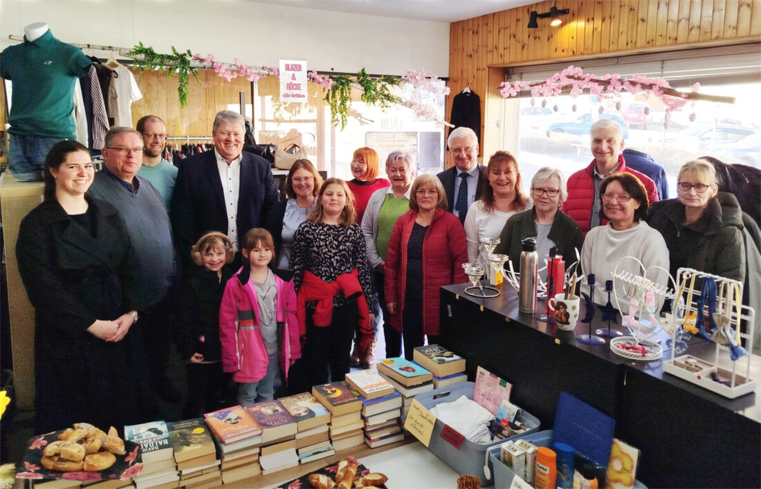 Erbendorf. Es ist eine Erfolgsgeschichte der Solidarität. Seit zwei Jahren besteht der „Kleidertisch“ am Kaiserberg. Da gab es ein kleines Jubiläum mit allen ehrenamtlich Mitarbeitenden sowie den Vertretern des Trägers und der Stadt zu feiern.