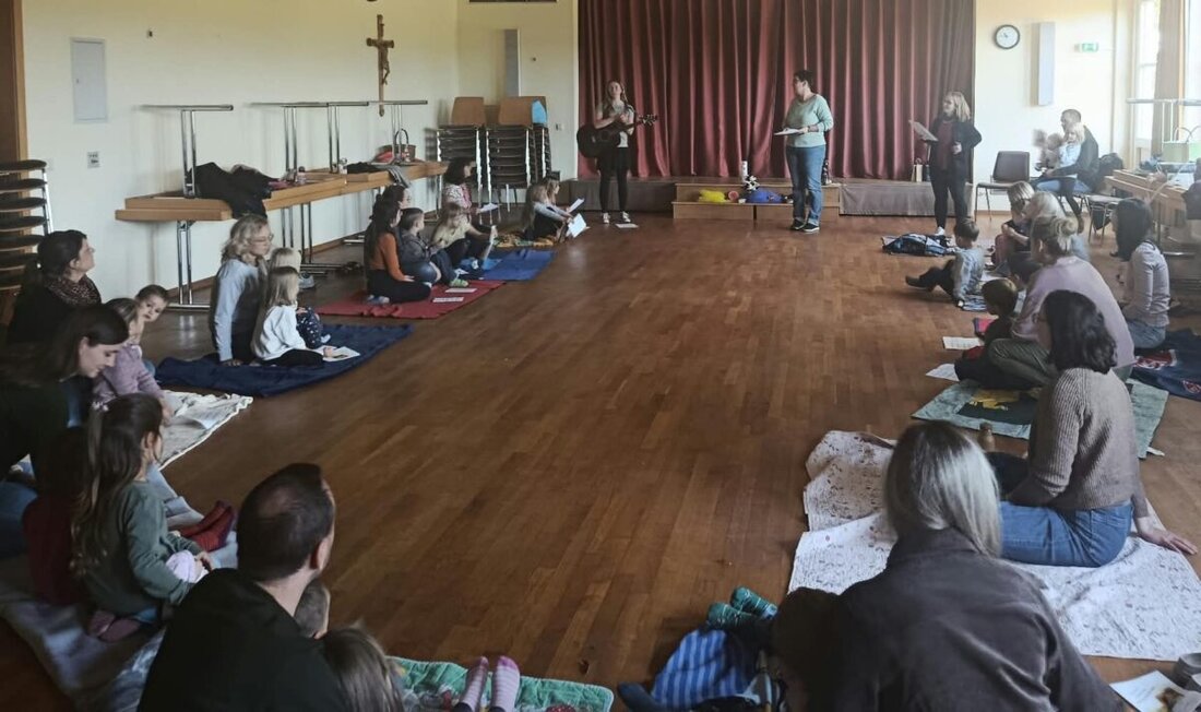 Immenreuth. Beim Kleinkindergottesdienst „Flecki trifft Bartimäus“ erzählten Kinder und Eltern mit Pfarrvikar Linus am Sonntag, 11. Oktober, im Pfarrsaal die Geschichte vom See Genezareth. 15 Familien erlebten Mitgefühl.
