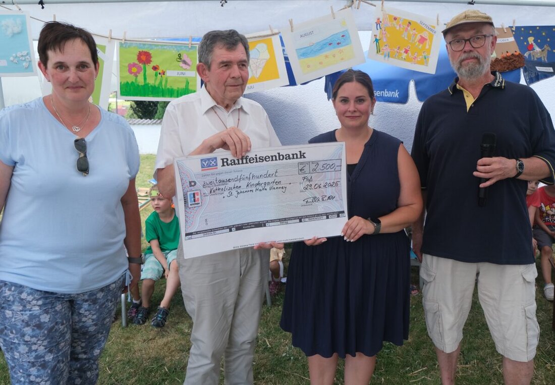 Floß. Der Kleintierzuchtverein Floß und Umgebung setzte mit einer Spende von 2.500 Euro erneut seine Unterstützungs-Aktion für soziale Einrichtungen im Markt Floß fort. Schon die Helfer vor Ort und der Kindergarten „Unterm Regenbogen“ konnten sich freuen, bedacht worden zu sein. 