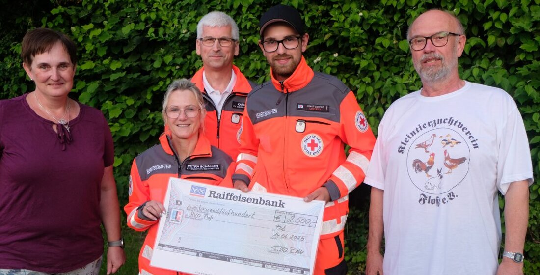 Floß. Der Kleintierzuchtverein Floß spendet 2.500 Euro an die Helfer vor Ort (HvO) für den Ankauf eines neuen Fahrzeuges und weitere Ausrüstung. Die Spende würdigt ehrenamtliches Engagement und christliche Nächstenliebe.