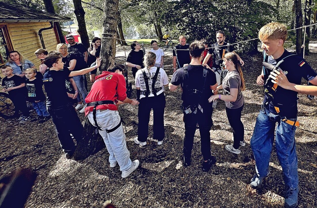 Weiden. Die Siedlergemeinschaft Rehbühl erkundete den Kletterpark in Hof. Zwölf Kinder und 15 Erwachsene reisten in drei Kleinbussen an, kletterten im Hochseilgarten und knobelten im Labyrinth. Gegen 20 Uhr ging es zufrieden heim.