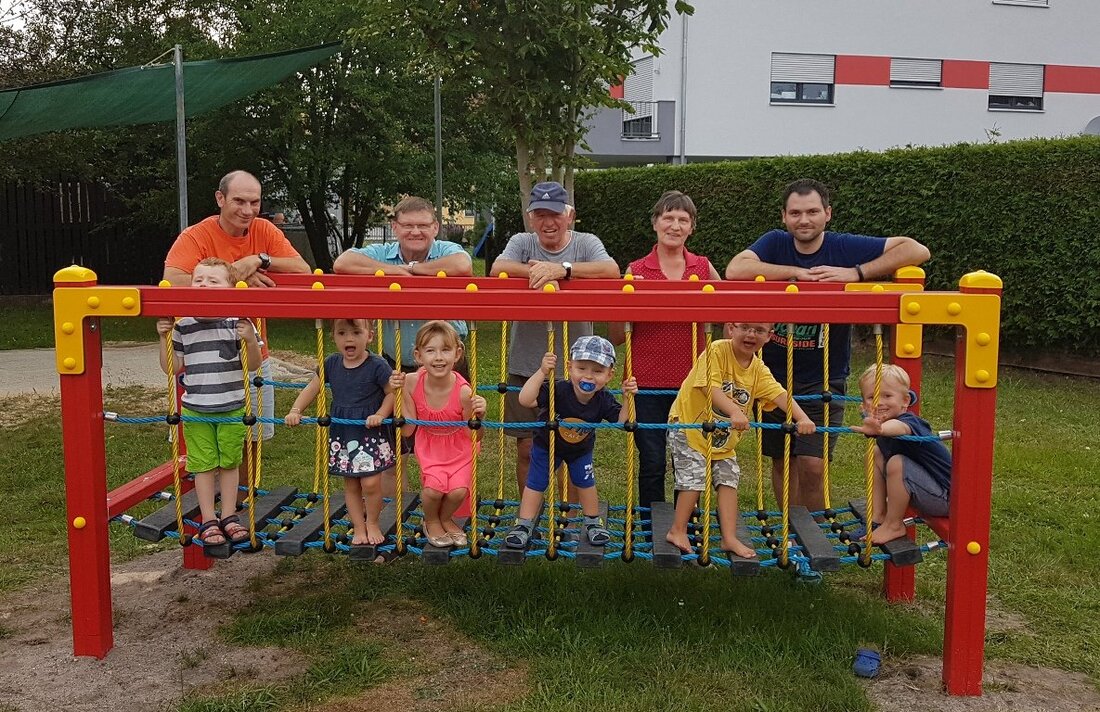 Oberwildenau. Rechtzeitig zum Ferienbeginn können sich die Oberwildenauer Kinder über ein neues Spielgerät freuen. Von Sebastian Hartl Freude bei den Kindern: Die CSU Oberwildenau hat am Spielplatz im Nelkenweg das alte [&hellip;]