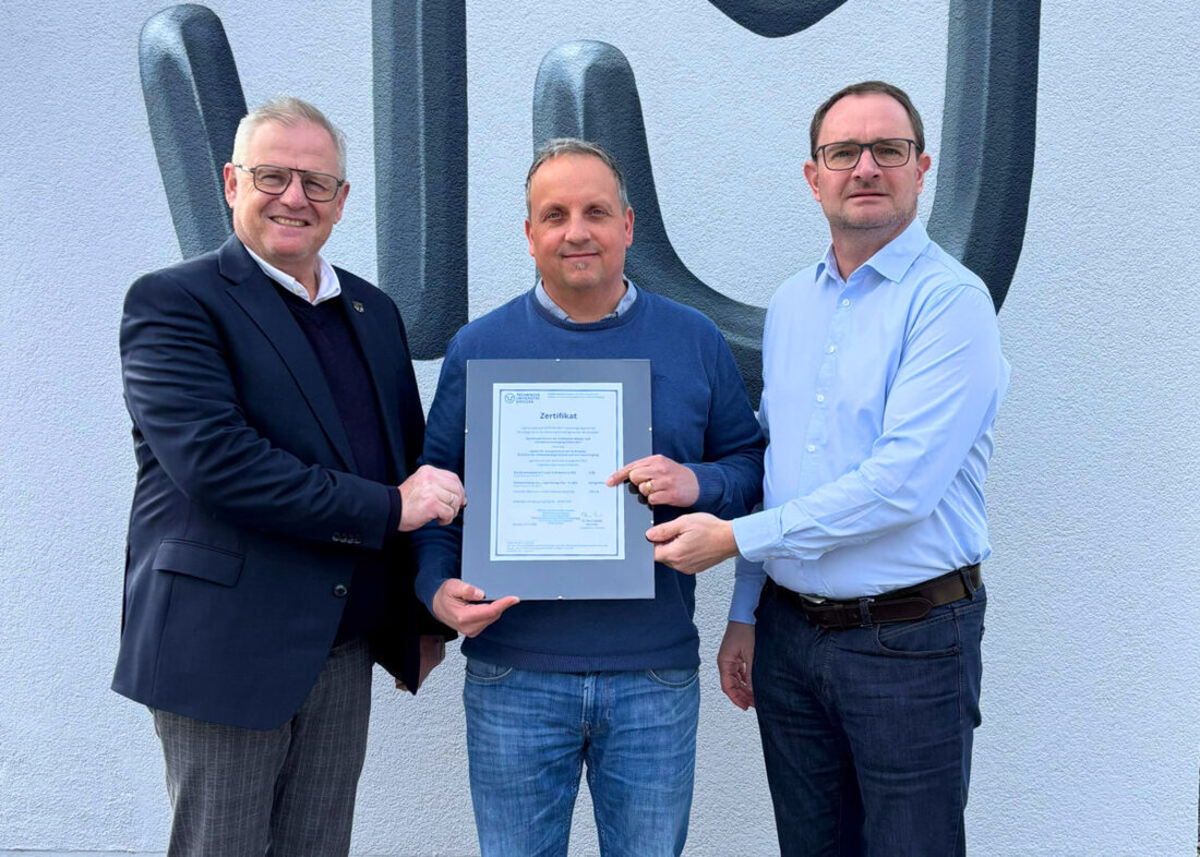 Schwandorf. Ein neues Zertifikat bescheinigt der städtischen Fernwärme Klimaneutralität mit einem Emissionsfaktor von 0,0 kg pro Megawattstunde. Das sichert bis 2035 Planbarkeit, schützt vor CO2-Kosten und stärkt Preisstabilität.