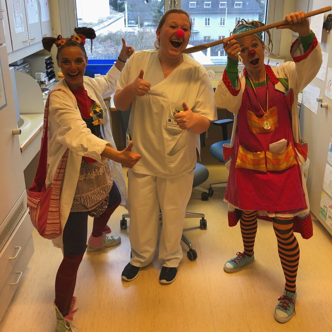 München. Zum Tag der Freude am 24. Juli sammelten die KlinikClowns Bilder und Geschichten, die ihre Begegnungen mit Kranken zeigen, und bedankten sich für die Einsendungen.