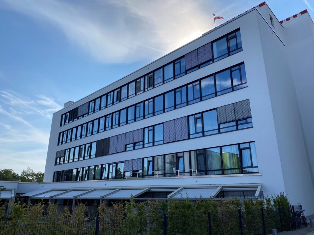 Bayreuth/Weiden. Ein neues Forschungsprojekt zur Erarbeitung innovativer Dienstplanmodelle in der Pflege, gefördert mit rund 630.000 Euro vom Bayerischen Gesundheitsministerium, zielt auf verbesserte Arbeitsbedingungen bis Mitte 2026. Bayernweit beteiligen sich sieben Kliniken, um Arbeitszeiten in der Pflege attraktiver zu gestalten und den Fachkräftebedarf zu decken.